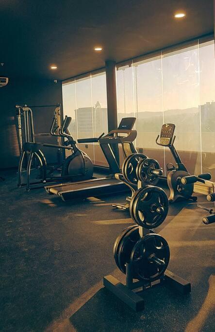 Entire Beautiful Condo With Rooftop Pool And Gym San Salvador Exterior photo